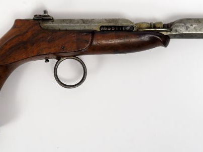 Curieux pistolet de tir à percussion axiale. Canon octogonal en acier,