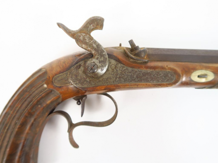 Grand pistolet de tir à percussion monté fer et à platine à l’avant, p