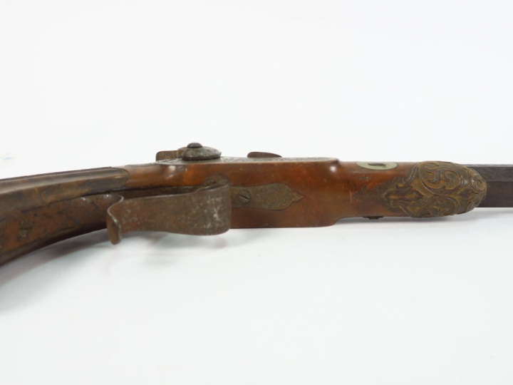Grand pistolet de tir à percussion monté fer et à platine à l’avant, p