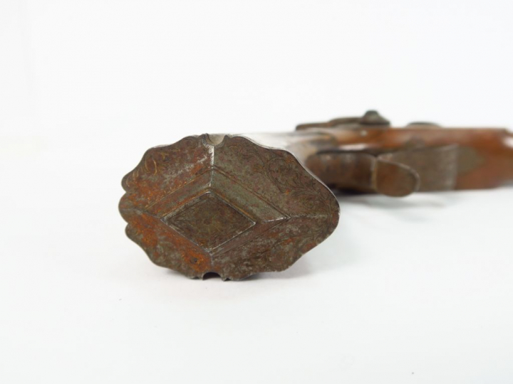 Grand pistolet de tir à percussion monté fer et à platine à l’avant, p