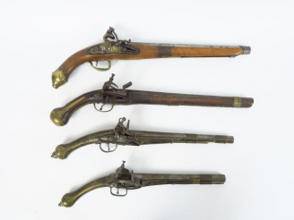 Vente aux enchères Lot de 4 grands pistolets pour l’orient deux à silex et deux à miquele