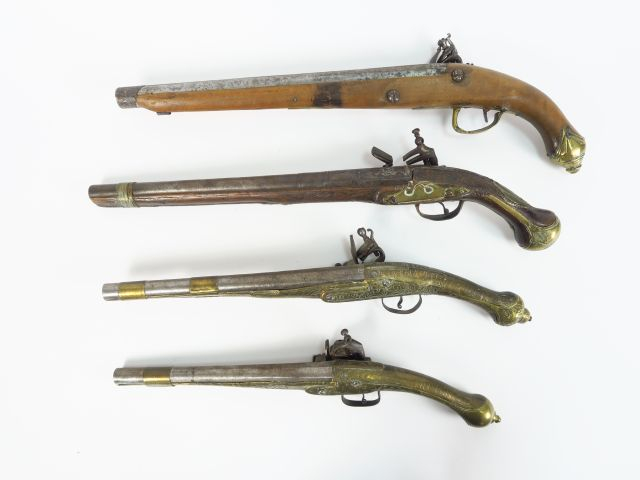 Lot de 4 grands pistolets pour l’orient deux à silex et deux à miquele