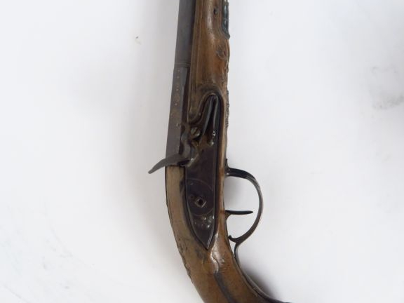 Pistolet de demi-arçon monté fer, monture en noyer blond gravée d’entr