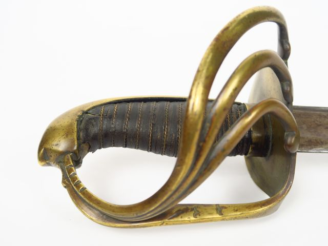 Sabre de cavalerie étranger début 19eme. Garde en bronze à branches mu