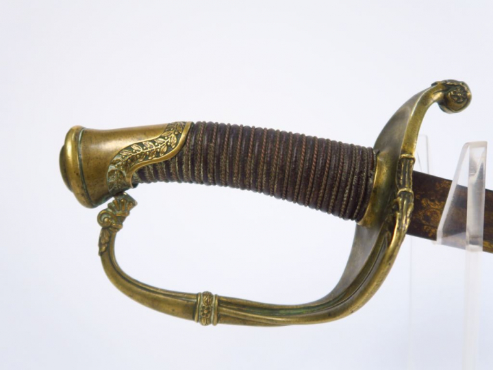 Sabre d’officier d’infanterie modèle 1821. Lame gravée au tiers, reste