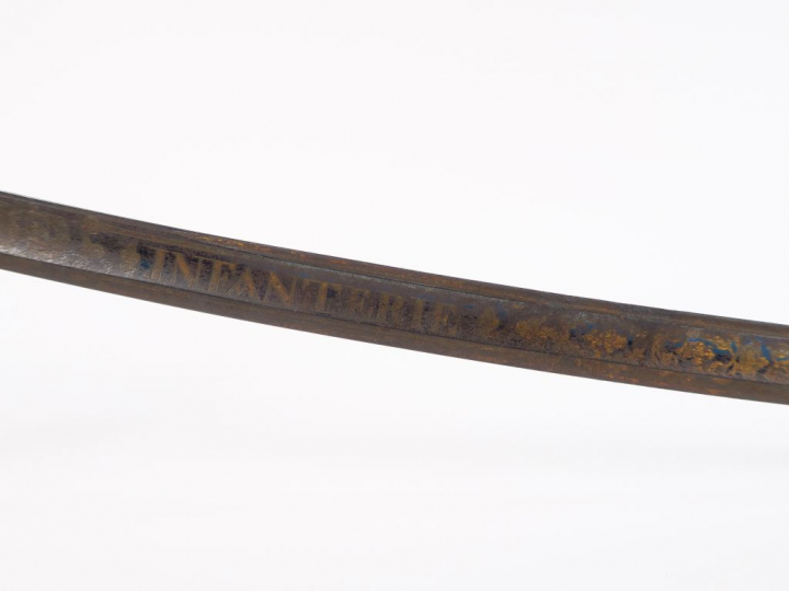 Sabre d’officier d’infanterie modèle 1821. Lame gravée au tiers, reste