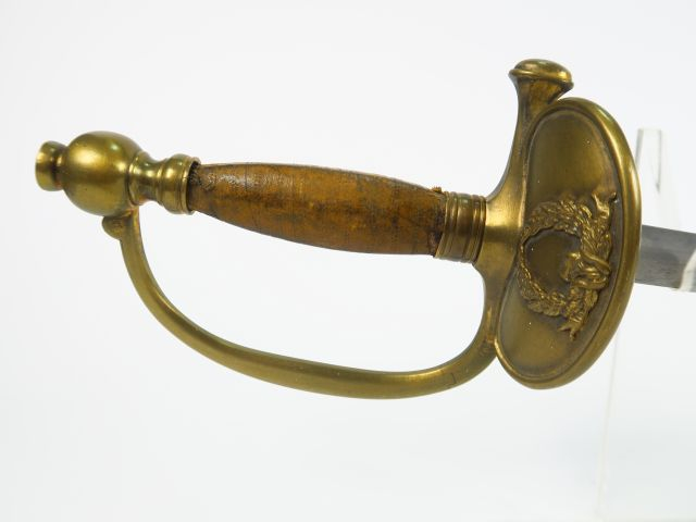 Epée à clavier fixe, monture bronze, plateau à la couronne de laurier 