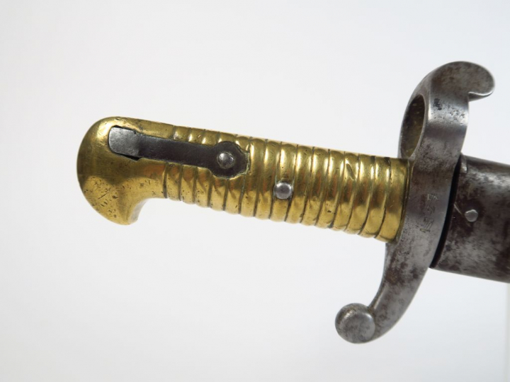 Rare baïonnette française modèle 1842 dans son fourreau en tôle d’acie