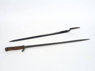 Vente aux enchères Lot composé de deux baïonnettes dont une baïonnette modèle 1898 premie