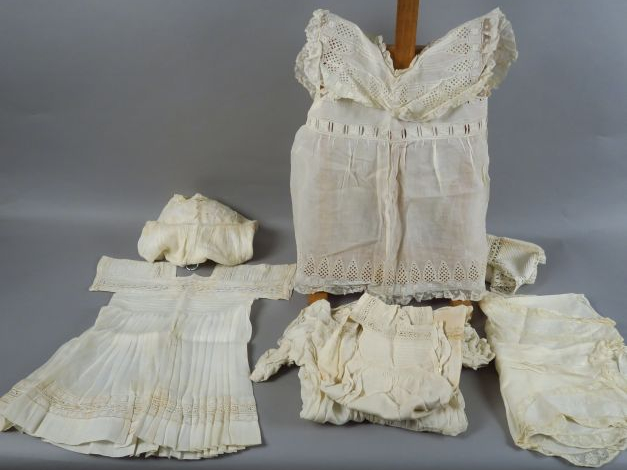 Garde robe enfant fin XIXème - début Xxème, dont 11 robes, 4 tabliers 
