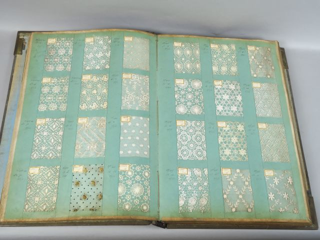 Catalogue d'échantillons  de dentelles mécaniques et chimiques du débu