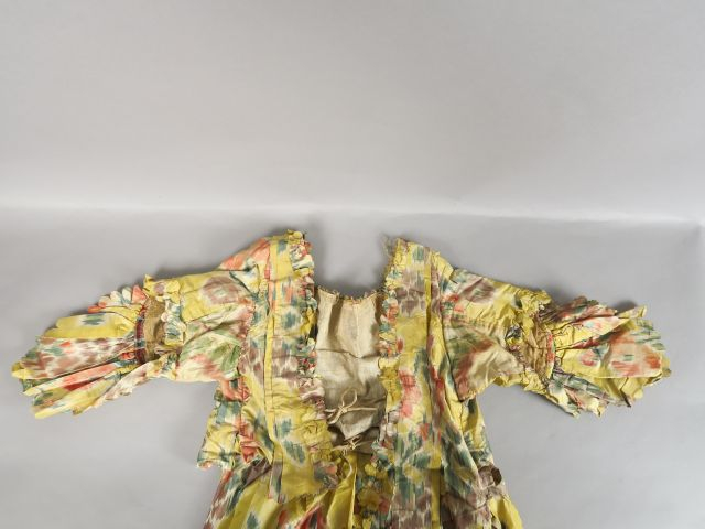 Très beau document: Partie de manteau  de robe à la Française.  Plis W