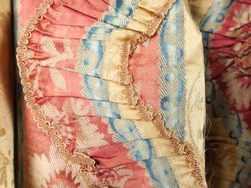  Manteau d’une robe à la française, époque Louis XVI, manches sabots à