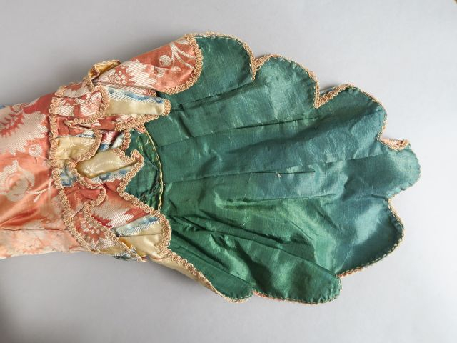  Manteau d’une robe à la française, époque Louis XVI, manches sabots à