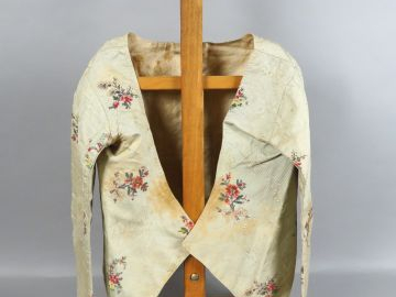 Beau document, corsage baleiné Louis XVI soie armure cannelée vert ama