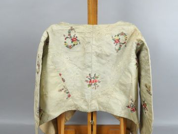 Beau document, corsage baleiné Louis XVI soie armure cannelée vert ama