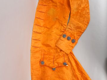 Document: demie partie d’un  habit  d’homme XVIII ème siècle en  soie 