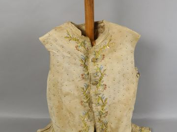 Document: gilet Louis XVI  en soie beige brodée de  bouquets au passé 