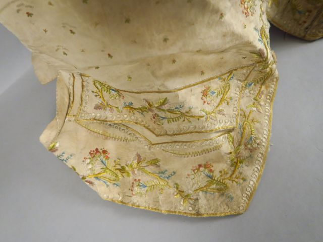 Document: gilet Louis XVI  en soie beige brodée de  bouquets au passé 