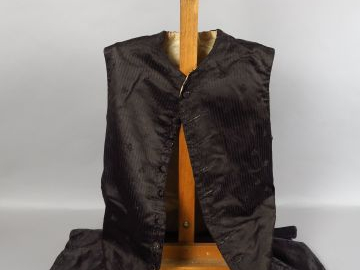 Gilet  XVIIIème siècle   soie façonnée  reteinte en noir pour un deuil