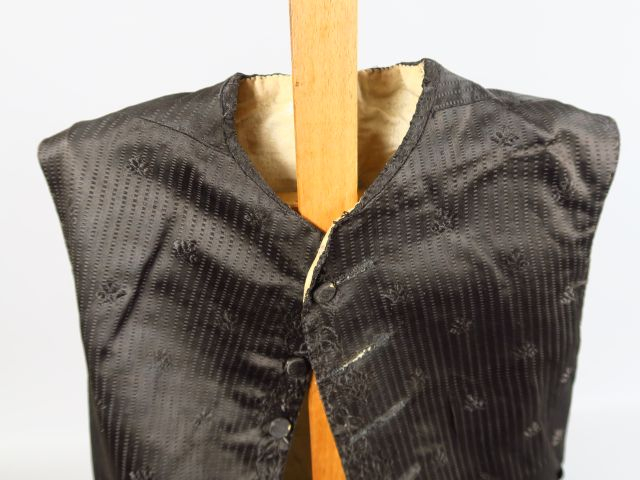 Gilet  XVIIIème siècle   soie façonnée  reteinte en noir pour un deuil