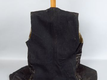 Gilet  XVIIIème siècle   soie façonnée  reteinte en noir pour un deuil