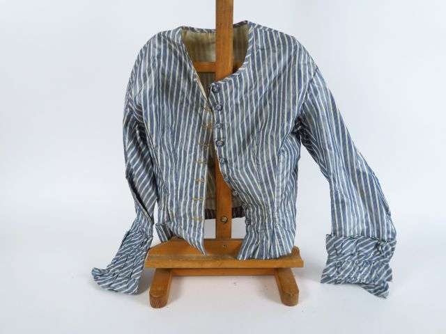 Robe XIXème en soie à rayures parme vertes et blanches en trois pièces