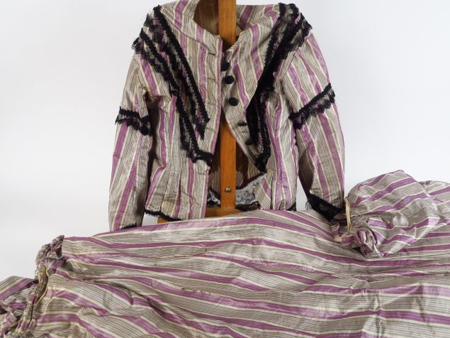 Robe XIXème en soie à rayures parme vertes et blanches en trois pièces