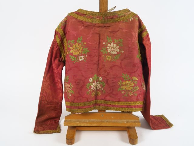 Lot comprenant une robe de femme en deux parties, jupe et haut griffés