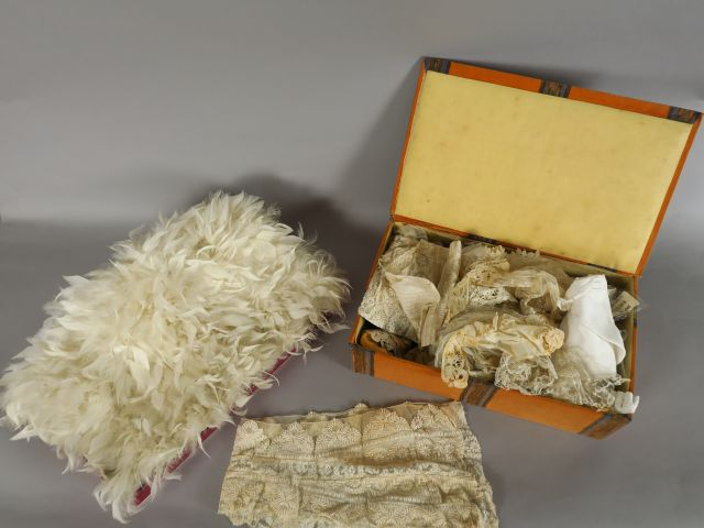 Lot de diverses dentelles dans  une jolie boite. On y joint un dessus 