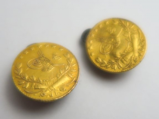 Vente aux enchères 2 pièces étrangères en or, transformées en clips d'oreilles