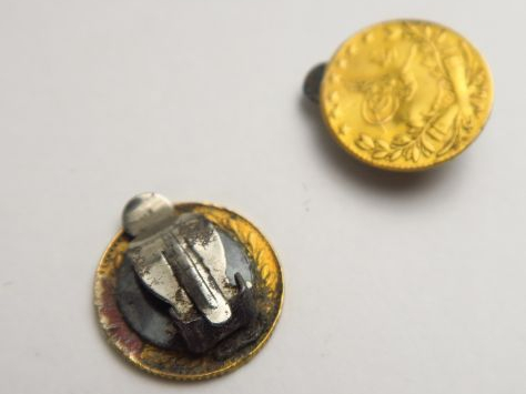 2 pièces étrangères en or, transformées en clips d'oreilles