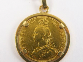 Vente aux enchères Souverain en or à l'effigie de la Reine Victoria monté en pendentif. P