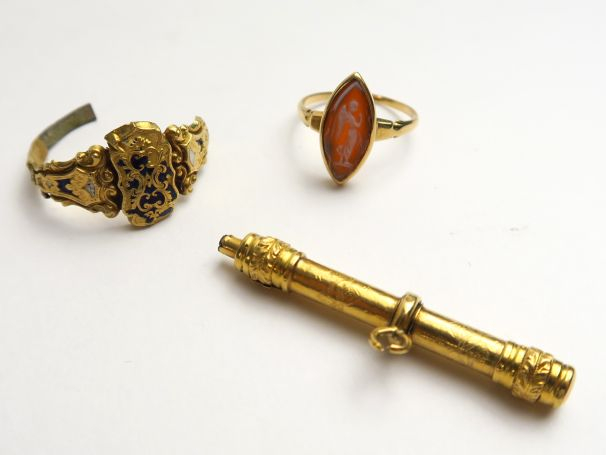 Lot en or comprenant un remontoir de montre de gousset et une bague ac