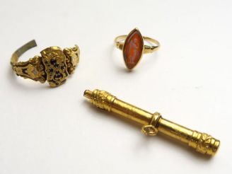 Vente aux enchères Lot en or comprenant un remontoir de montre de gousset et une bague ac