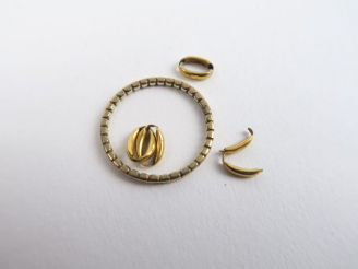 Vente aux enchères Maillons et bague en or . 2,36 g