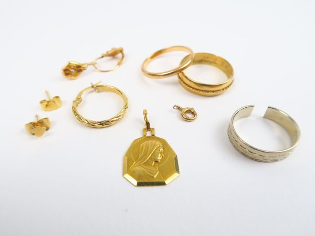 Lot de bijoux en or comprenant alliances, dont une en or blanc cassée,