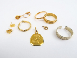 Vente aux enchères Lot de bijoux en or comprenant alliances, dont une en or blanc cassée,