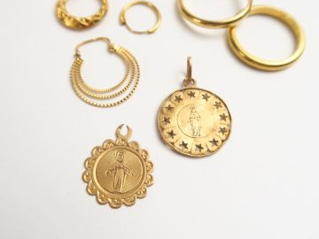 Lot d'or comprenant deux alliances, deux médailles accidentées, trois 
