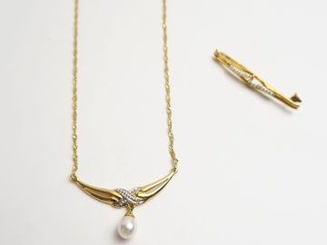 Broche et collier en or et perles. Poids tel : 3,4 g