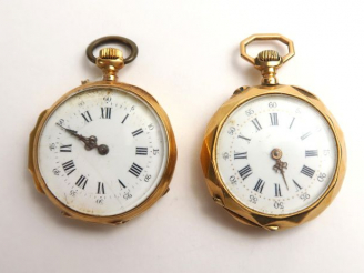 Vente aux enchères Deux montres de col en or. Poids tel : 46,7 g