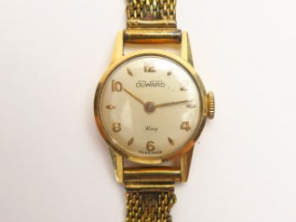 Vente aux enchères Montre de marque Duward, boitier en or, bracelet en métal doré. Poids 