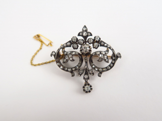 Vente aux enchères Broche Napoléon III en or et diamants taillés en rose. Poids tel : 11,