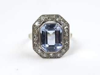 Vente aux enchères Bague de style Art Déco en or blanc, ornée d'une topaze bleue, dans un