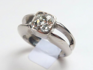 Vente aux enchères Solitaire en or blanc, orné d'un diamant coussin de 1,15 carats enviro