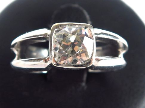 Solitaire en or blanc, orné d'un diamant coussin de 1,15 carats enviro