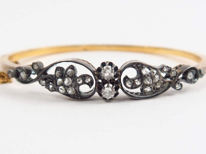 Bracelet Napoléon III en or et diamants taillés en rose. Poids tel : 9