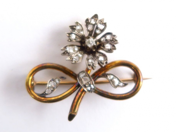 Broche Napoléon III en or, en forme de fleur. Poids tel : 6,99 g