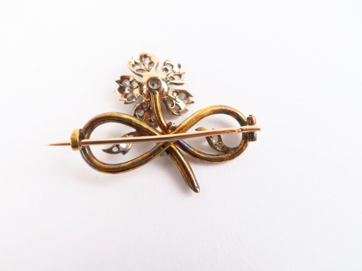 Broche Napoléon III en or, en forme de fleur. Poids tel : 6,99 g