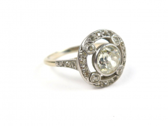Vente aux enchères Bague Art Déco ornée de diamants. Poids tel : 3,66 g